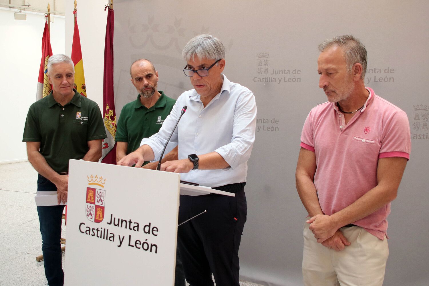 El delegado territorial, Eduardo Diego, informa a los medios sobre la evolución de los incendios forestales en la provincia | Peio García / ICAL 