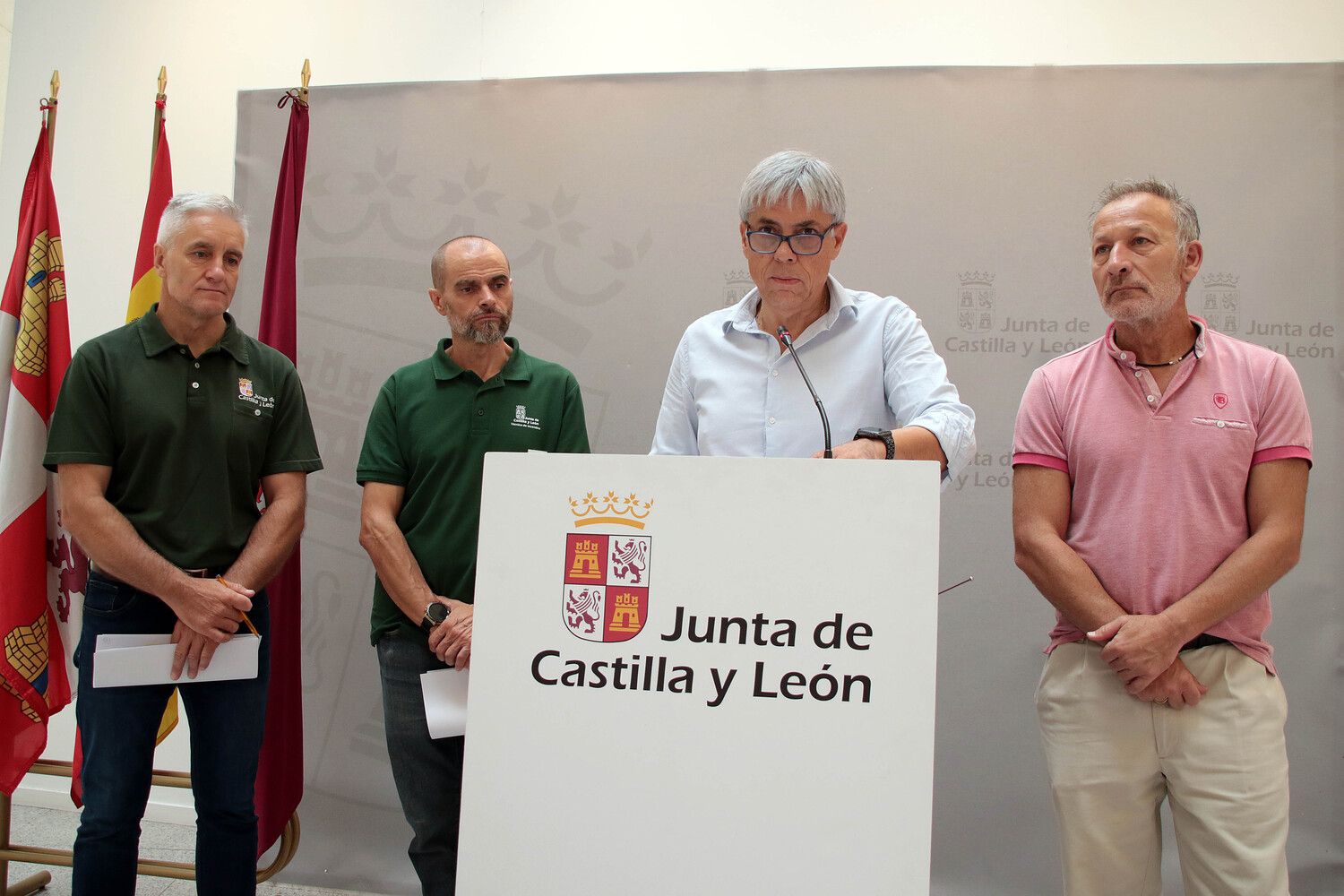 El delegado territorial, Eduardo Diego, informa a los medios sobre la evolución de los incendios forestales en la provincia | Peio García / ICAL 