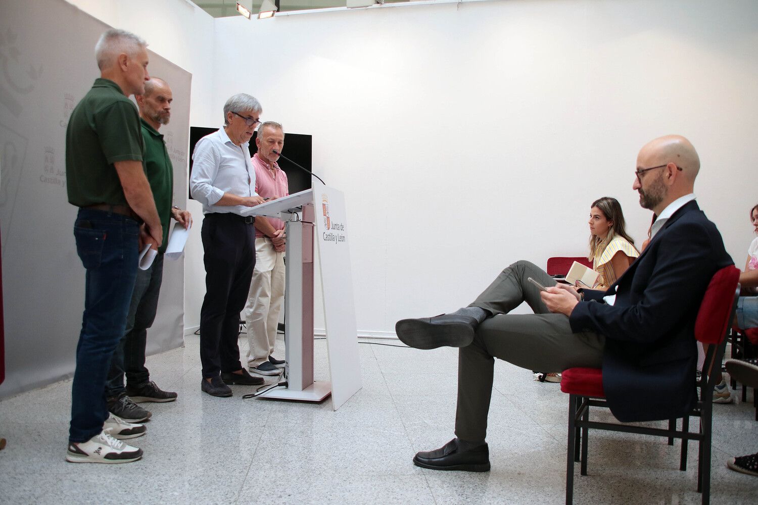 El delegado territorial, Eduardo Diego, informa a los medios sobre la evolución de los incendios forestales en la provincia | Peio García / ICAL 