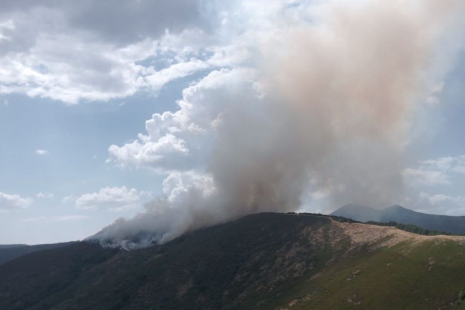 Asciende a Nivel 2 el incendio forestal de Fasgar 