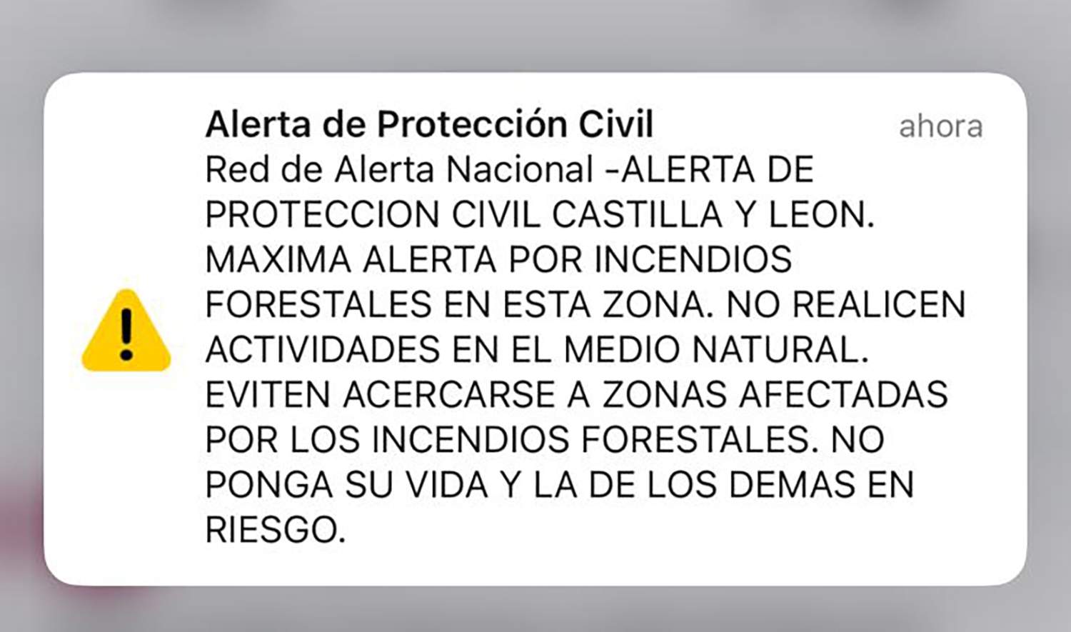 La alerta en los móviles de Protección Civil pide "no realizar actividades en el medio natural y evitar acercarse a las zonas afectadas por los incendios" La alerta en los móviles de Protección Civil pide "no realizar actividades en el medio natural y evitar acercarse a las zonas afectadas por los incendios"