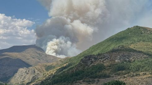 Incendio Forestal en Barniedo de la Reina, en la Montaña Oriental Leonesa | X: Alberto García 