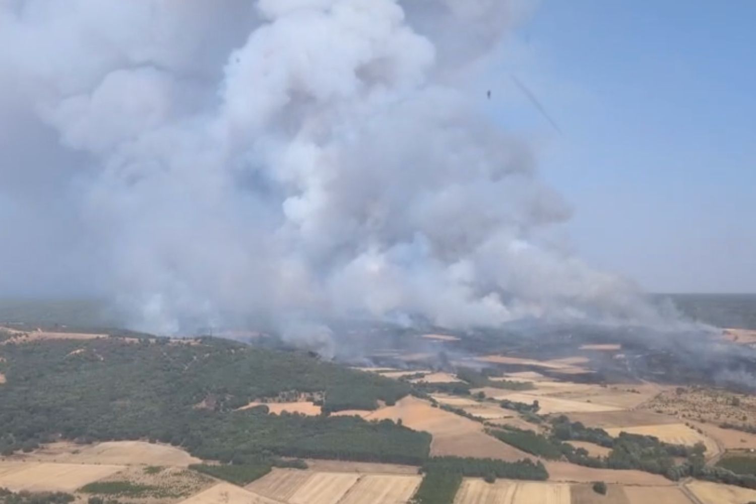 Desalojan 260 personas de cinco localidades por el incendio de Canalejas 