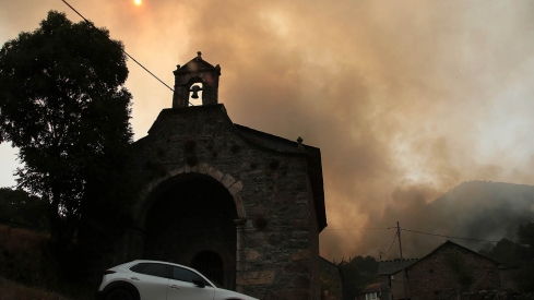 La evolución del incendio de Fasgar obliga a la evacuación de la localidad