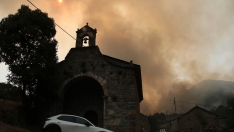 La evolución del incendio de Fasgar obliga a la evacuación de la localidad