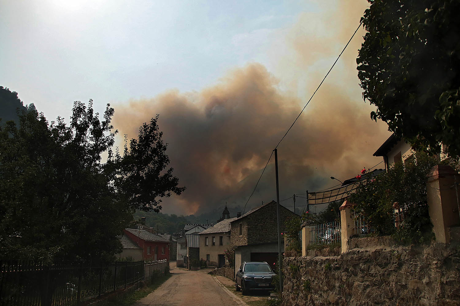  La pequeña localidad de Fasgar se encuentra amenazada por un incendio forestal | Peio García / ICAL