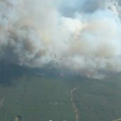 Los incendios mantienen cortadas seis carreteras en la provincia de León