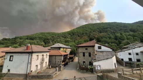 Incendio forestal en Barniedo de la Reina visto desde Posada de Valdeón