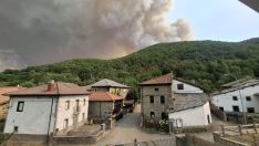 Incendio forestal en Barniedo de la Reina visto desde Posada de Valdeón