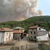 Incendio forestal en Barniedo de la Reina visto desde Posada de Valdeón