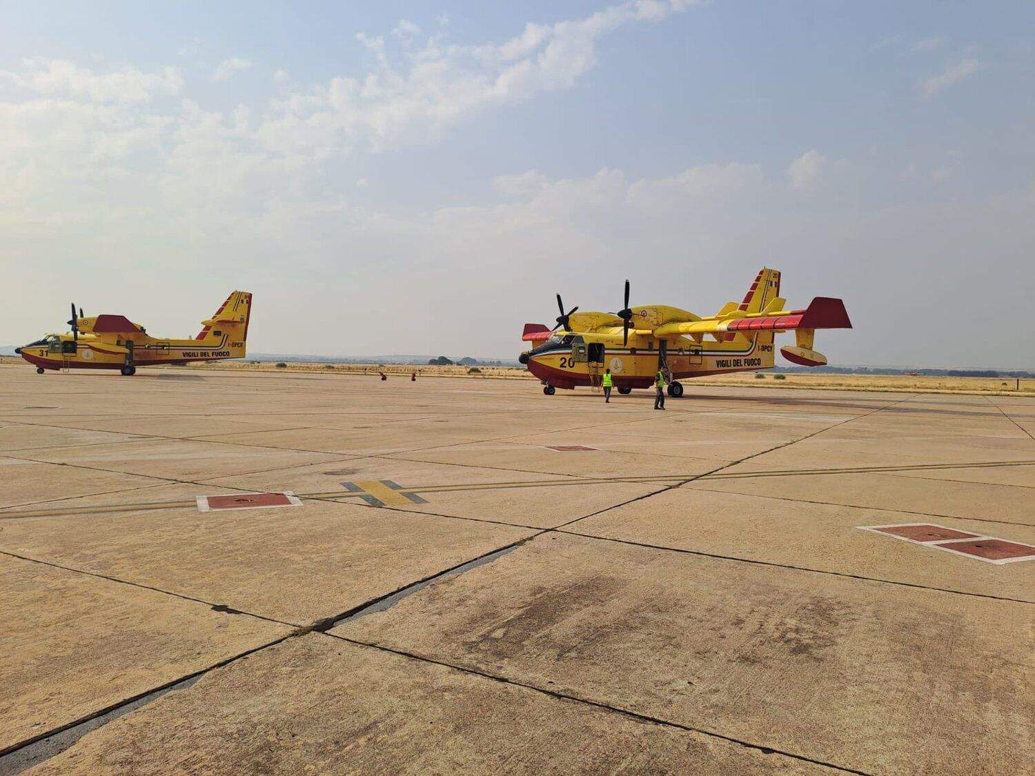 Dos aviones italianos refuerzan el operativo contra el incendio de Barniedo de la Reina Dos aviones italianos refuerzan el operativo contra el incendio de Barniedo de la Reina