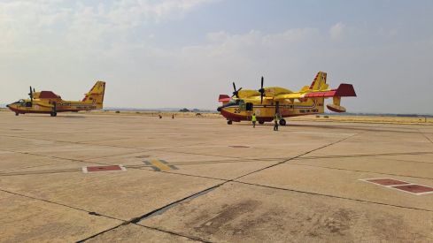 Dos aviones italianos refuerzan el operativo contra el incendio de Barniedo de la Reina