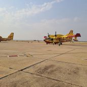 Dos aviones italianos refuerzan el operativo contra el incendio de Barniedo de la Reina