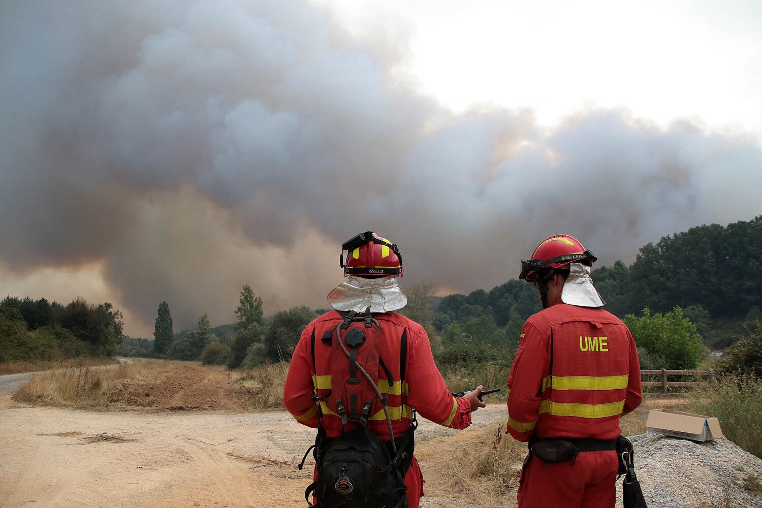 La UME luchando contra el incendio Forestal de la localidad de Canalejas, en Almanza | Peio García / ICAL 