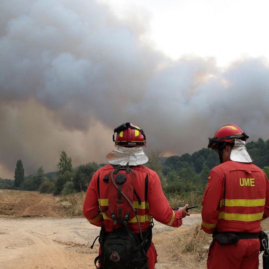 La UME luchando contra el incendio Forestal de la localidad de Canalejas, en Almanza | Peio García / ICAL 