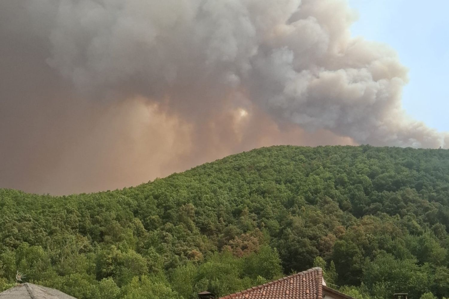 Posada de Valdeón exige más medios ante el incendio de Barniedo "que arrasa el corazón de los Picos de Europa"