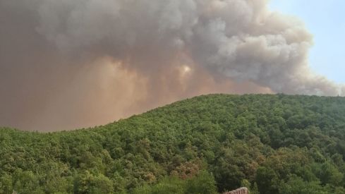 Posada de Valdeón exige más medios ante el incendio de Barniedo "que arrasa el corazón de los Picos de Europa"