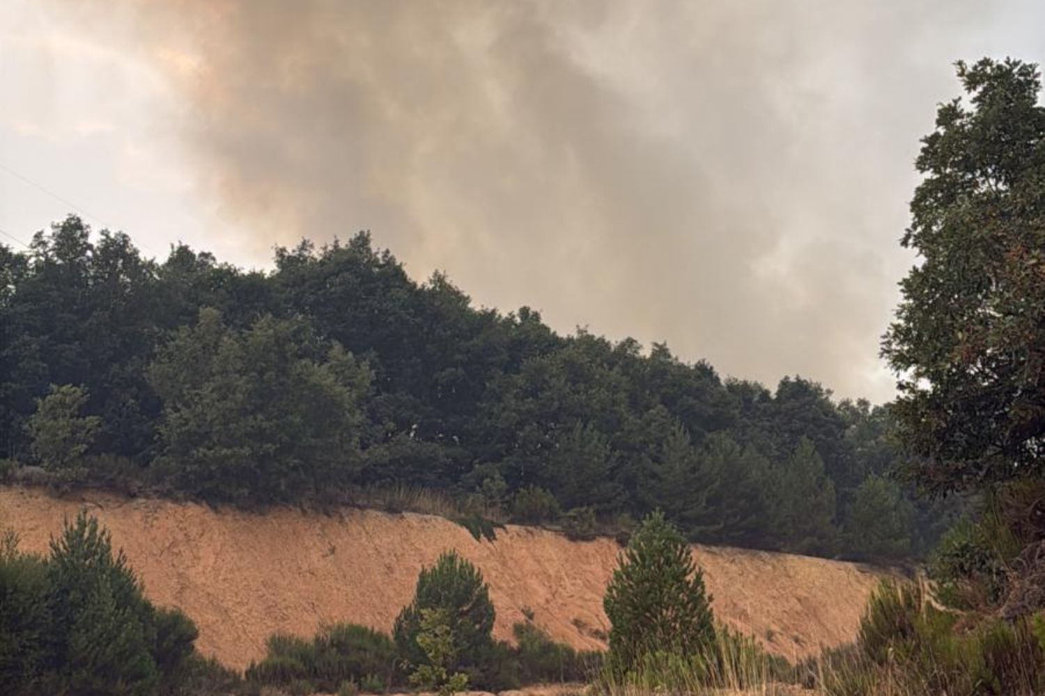 Vecinos y bomberos logran controlar un incendio en Olleros de Alba (León) Vecinos y bomberos logran controlar un incendio en Olleros de Alba (León)