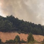 Vecinos y bomberos logran controlar un incendio en Olleros de Alba (León)