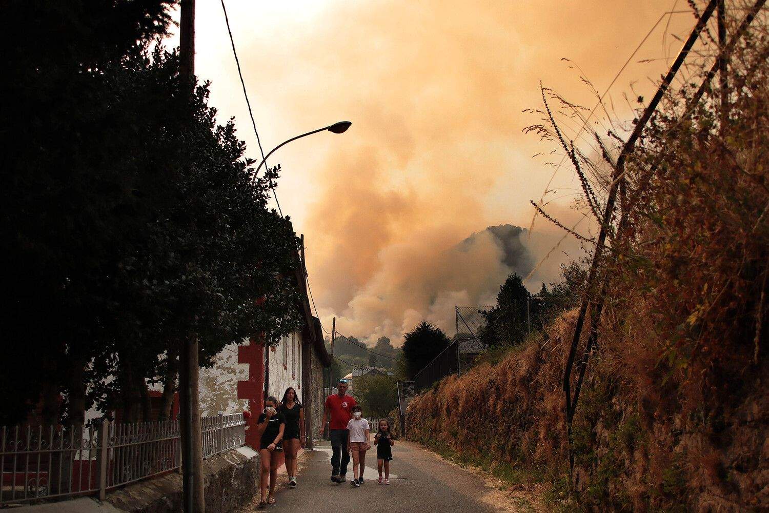 Incendio forestal en la localidad de Fasgar, en Murias de Paredes | Peio García / ICAL 