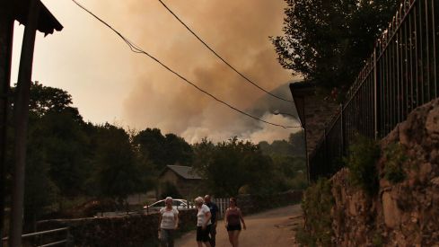Incendio forestal en la localidad de Fasgar, en Murias de Paredes | Peio García / ICAL 
