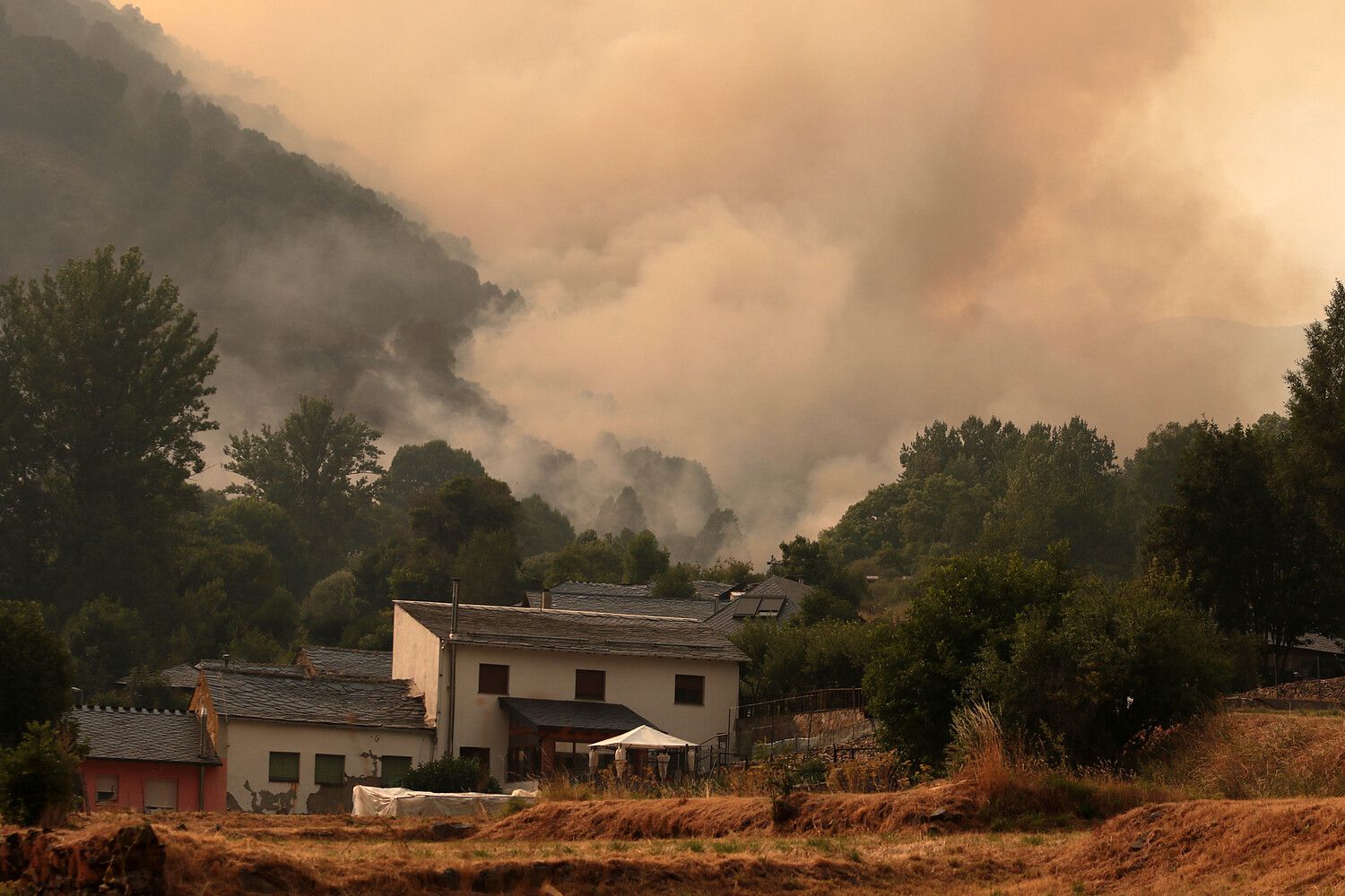 Incendio forestal en la localidad de Fasgar, en Murias de Paredes | Peio García / ICAL 
