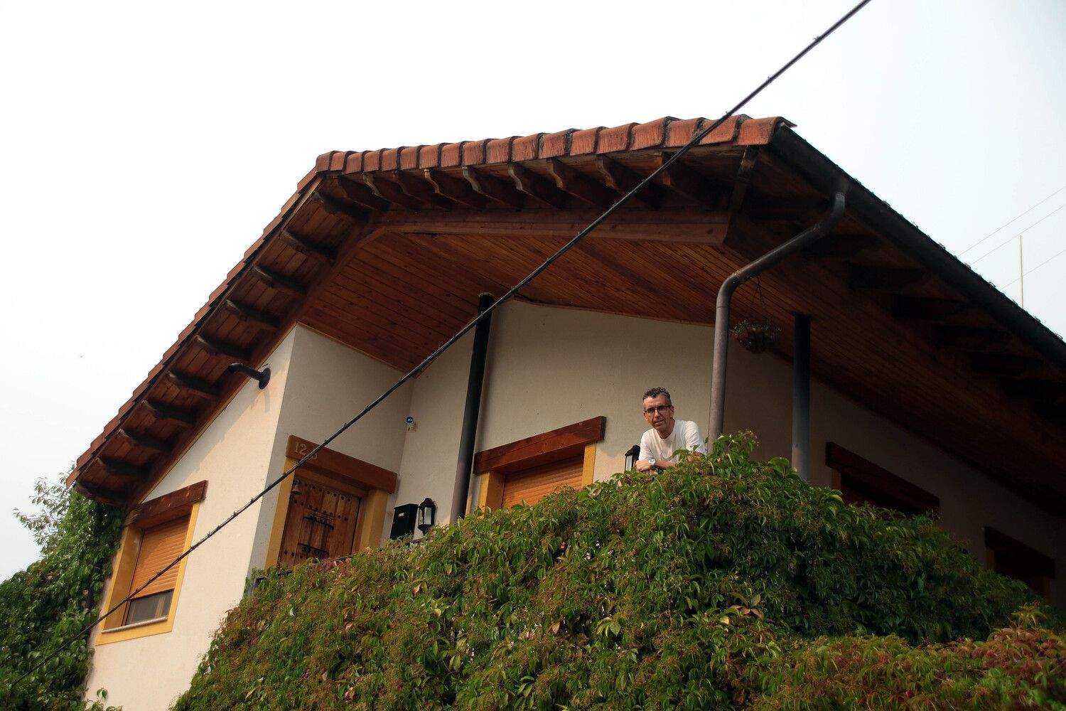 Jesús del Río regenta la Casa Rural Aguas Frías, en La Omañuela | Peio García / ICAL . Jesús del Río regenta la Casa Rural Aguas Frías, en La Omañuela | Peio García / ICAL .