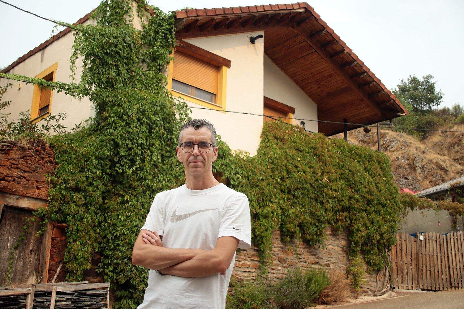 Jesús del Río regenta la Casa Rural Aguas Frías, en La Omañuela | Peio García / ICAL . Jesús del Río regenta la Casa Rural Aguas Frías, en La Omañuela | Peio García / ICAL .