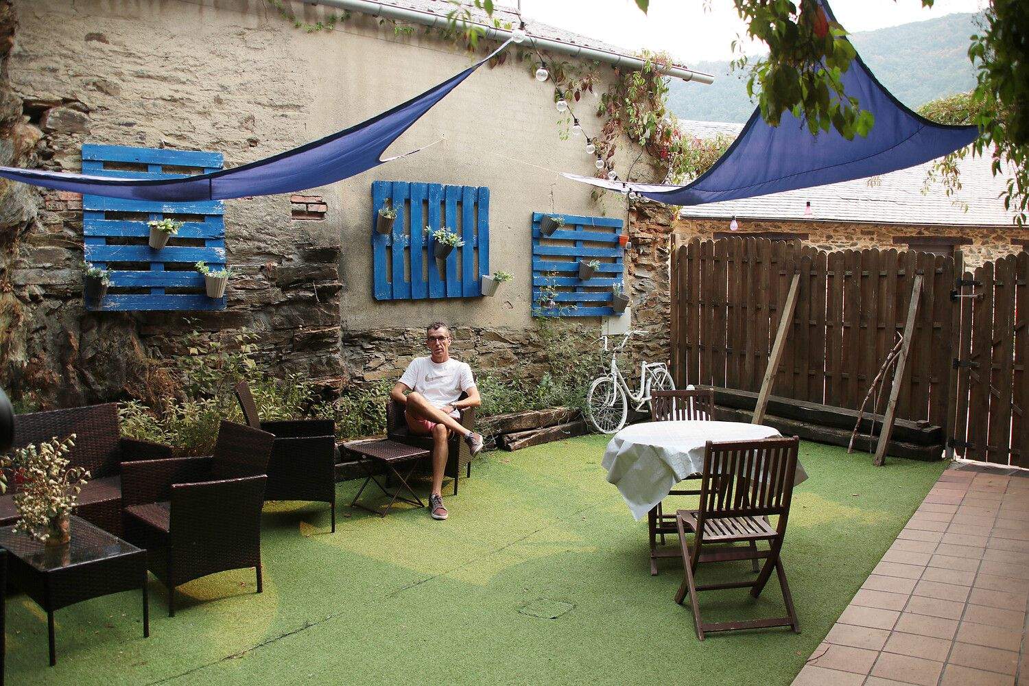 Jesús del Río regenta la Casa Rural Aguas Frías, en La Omañuela | Peio García / ICAL . Jesús del Río regenta la Casa Rural Aguas Frías, en La Omañuela | Peio García / ICAL .