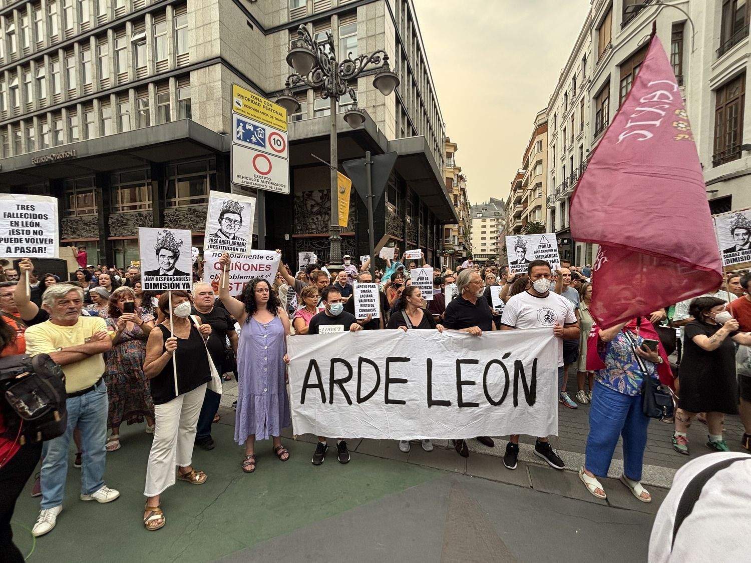 Un millar de leoneses se concentra para exigir el nivel 3 de emergencia | José Martín