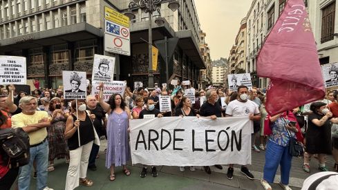 Un millar de leoneses se concentra para exigir el nivel 3 de emergencia | José Martín