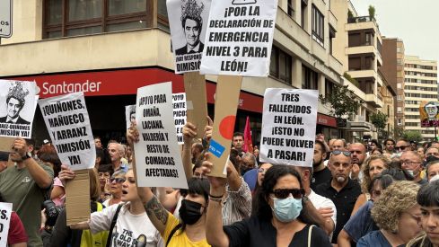 Un millar de leoneses se concentra para exigir el nivel 3 de emergencia | José Martín