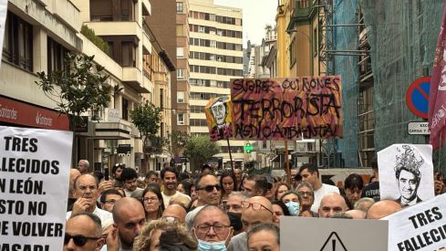 Un millar de leoneses se concentra para exigir el nivel 3 de emergencia | José Martín