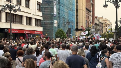 Un millar de leoneses se concentra para exigir el nivel 3 de emergencia | José Martín
