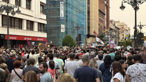 Un millar de leoneses se concentra para exigir el nivel 3 de emergencia | José Martín