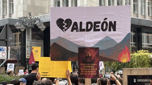 Un millar de leoneses se concentra para exigir el nivel 3 de emergencia | José Martín