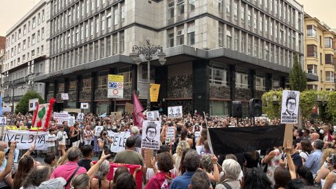 Un millar de leoneses se concentra para exigir el nivel 3 de emergencia | José Martín