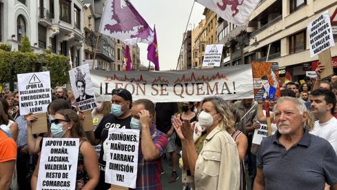Un millar de personas exige en León el Nivel 3 de emergencia por la grave crisis de los incendios forestales | José Martín