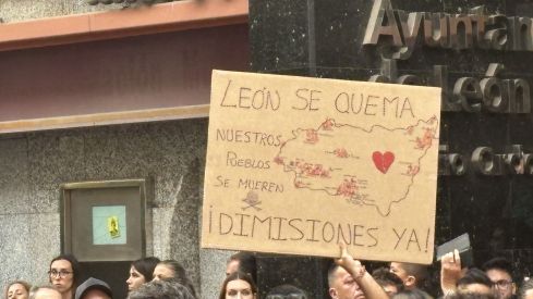 Un millar de leoneses se concentra para exigir el nivel 3 de emergencia | José Martín