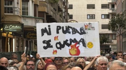 Un millar de leoneses se concentra para exigir el nivel 3 de emergencia | José Martín