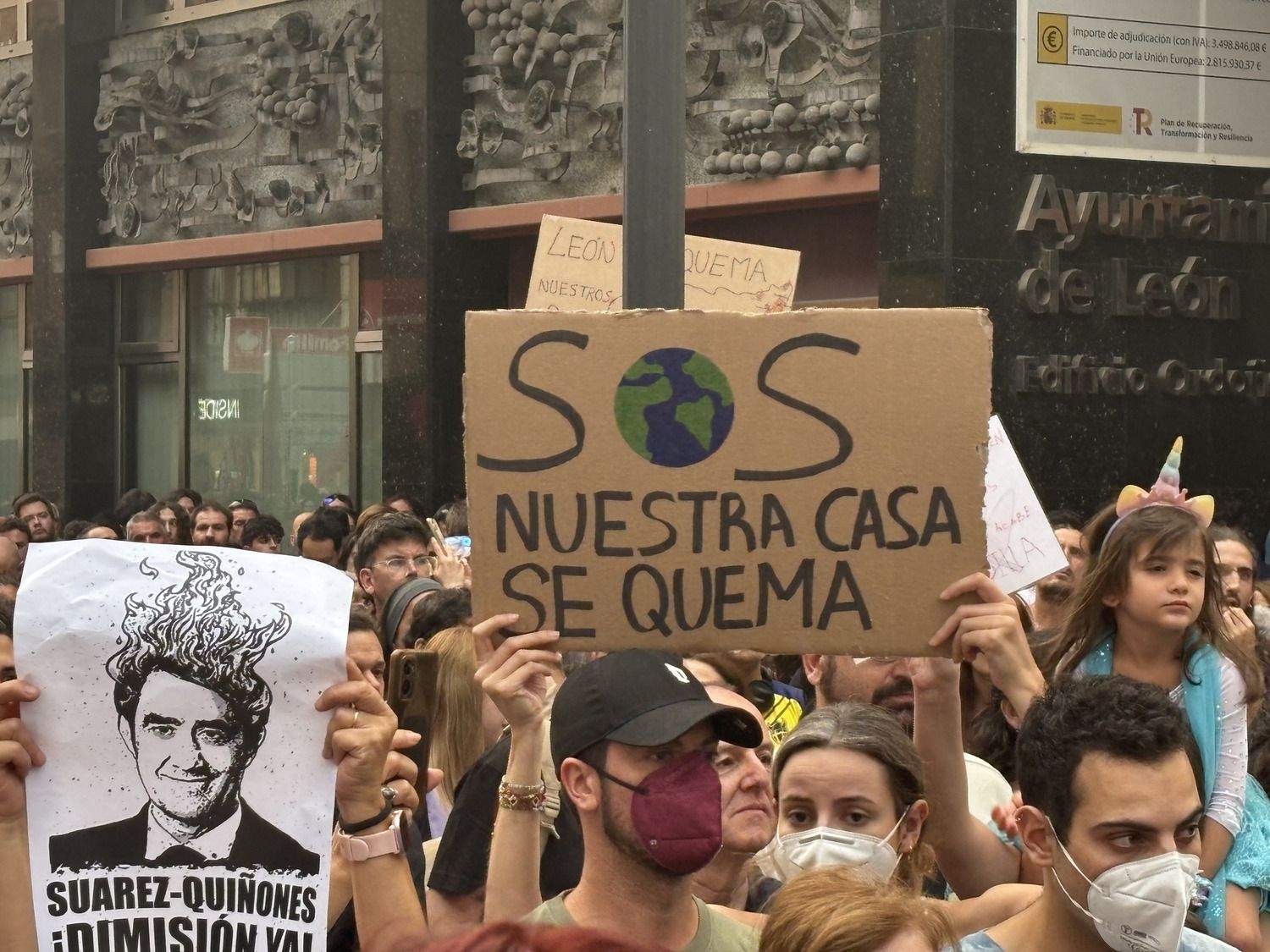 Un millar de leoneses se concentra para exigir el nivel 3 de emergencia | José Martín