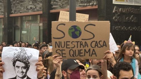 Un millar de leoneses se concentra para exigir el nivel 3 de emergencia | José Martín