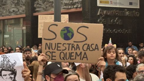 Un millar de leoneses se concentra para exigir el nivel 3 de emergencia | José Martín