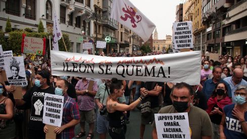 Un millar de leoneses se concentra para exigir el nivel 3 de emergencia | Peio García / ICAL