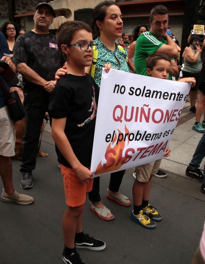 Un millar de leoneses se concentra para exigir el nivel 3 de emergencia | Peio García / ICAL