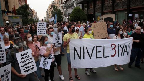 Un millar de leoneses se concentra para exigir el nivel 3 de emergencia | Peio García / ICAL