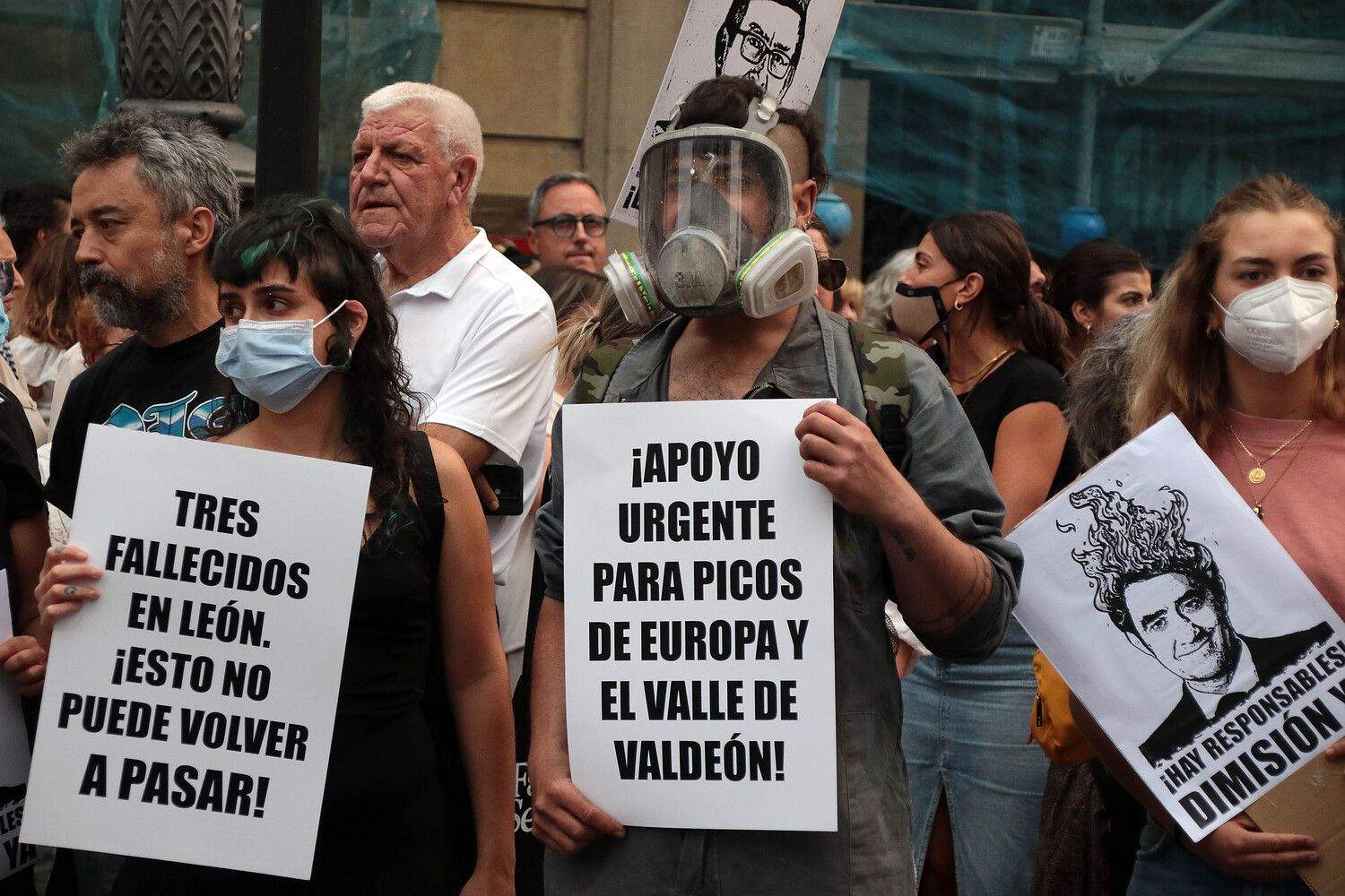 Un millar de leoneses se concentra para exigir el nivel 3 de emergencia | Peio García / ICAL