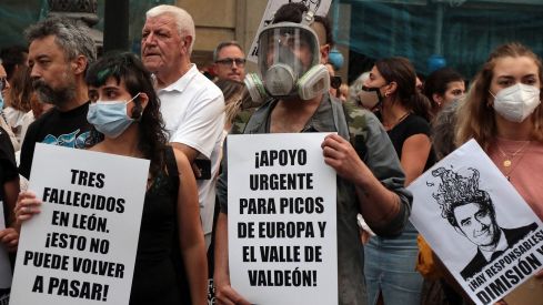 Un millar de leoneses se concentra para exigir el nivel 3 de emergencia | Peio García / ICAL