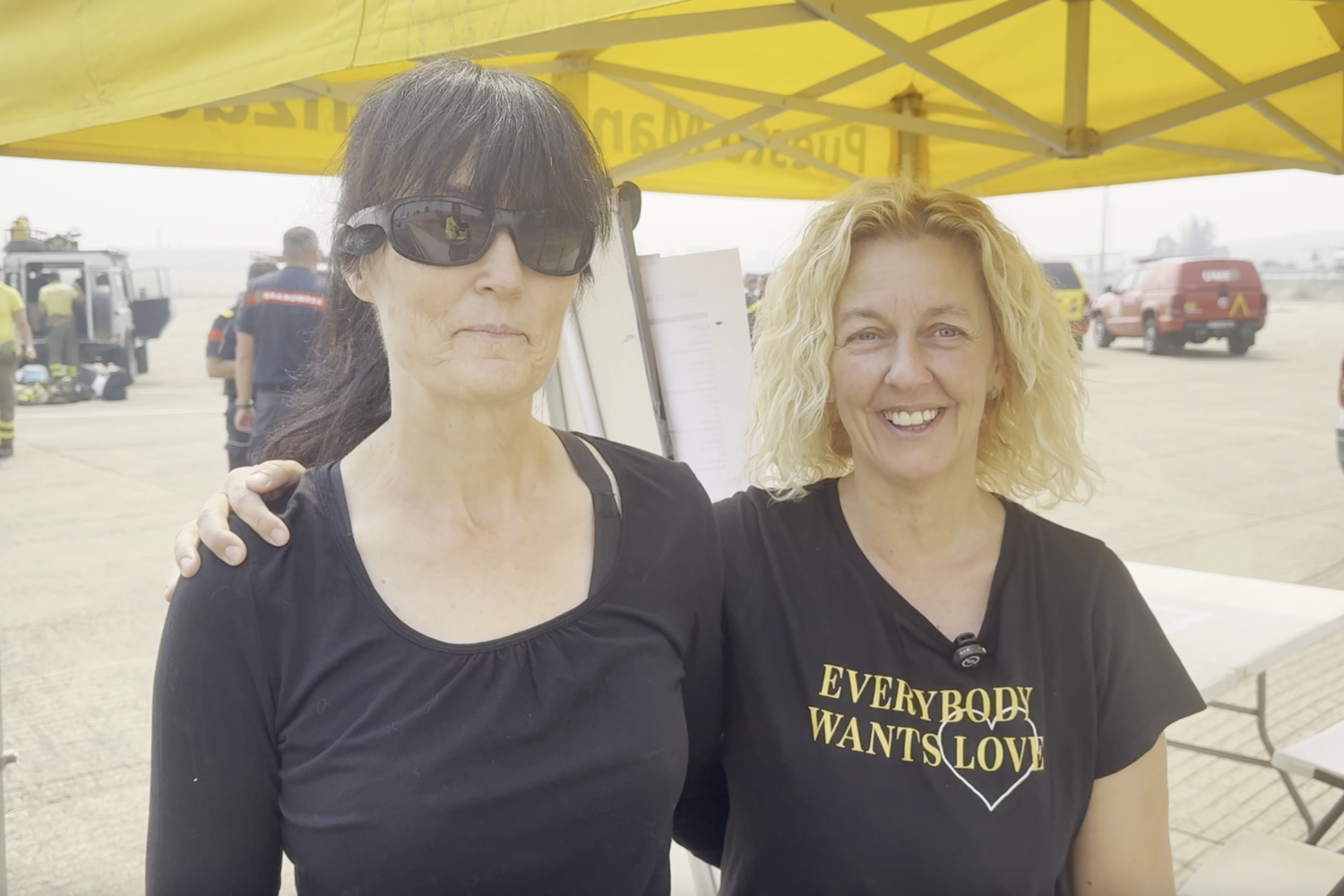 Isa y Mari paz vecinas de Vega de Magaz en uno de los puestos de mando repartiendo la comida Isa y Mari paz vecinas de Vega de Magaz en uno de los puestos de mando repartiendo la comida