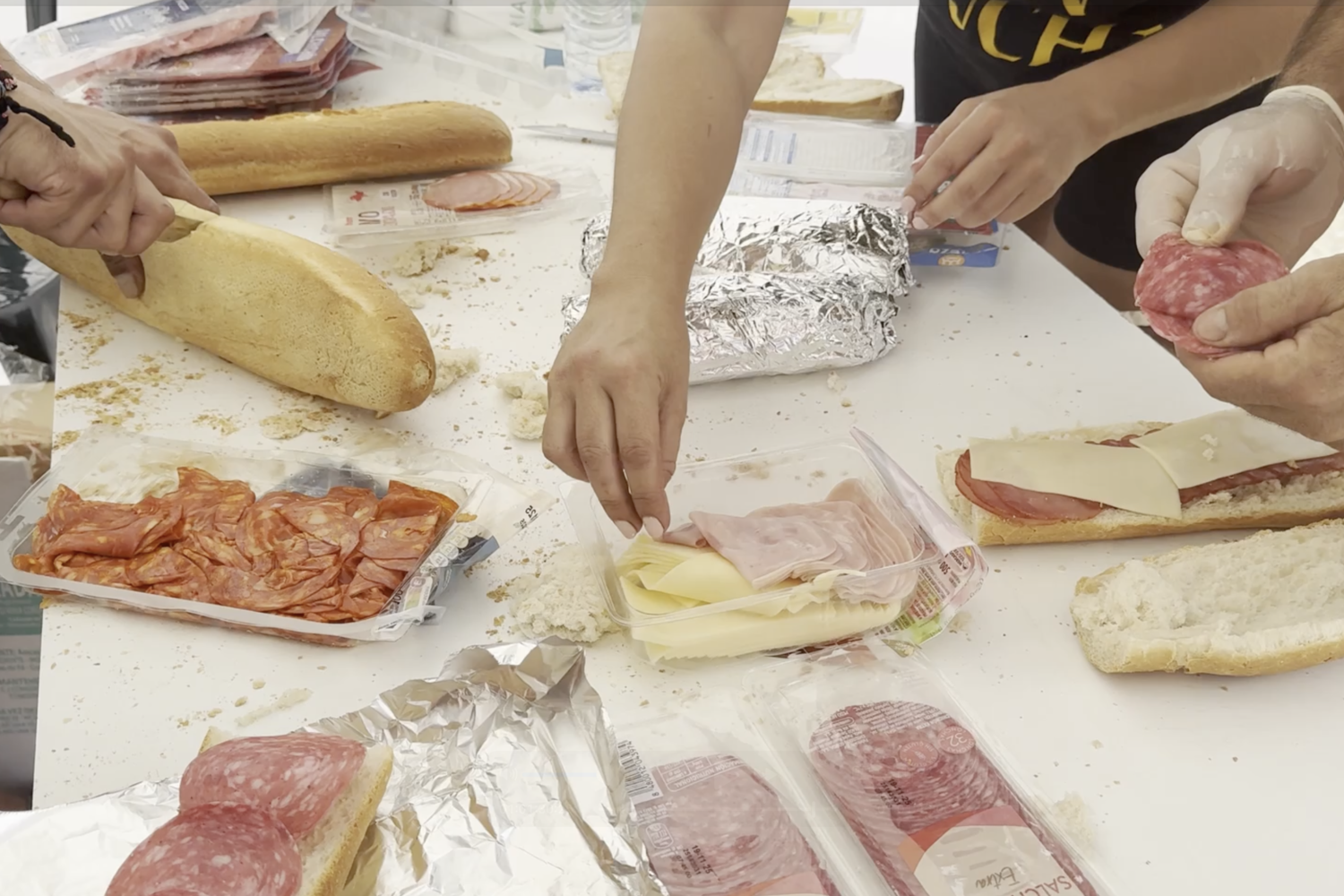 "Cuidar a los que nos cuidan": El ejemplo solidario de los ecinos de Vega de Magaz ante los incendios que azotan León "Cuidar a los que nos cuidan": El ejemplo solidario de los ecinos de Vega de Magaz ante los incendios que azotan León